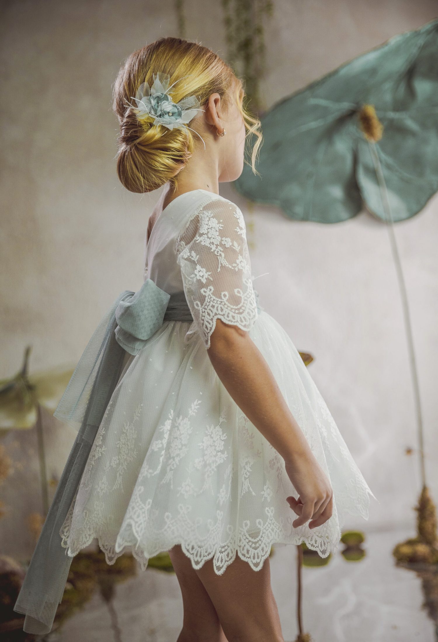 niñasolavestidoblancolazoverde1