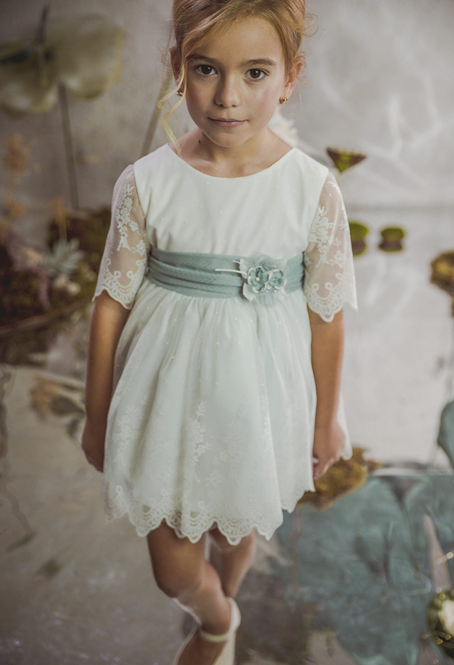 niñasolavestidoblancolazoverde2