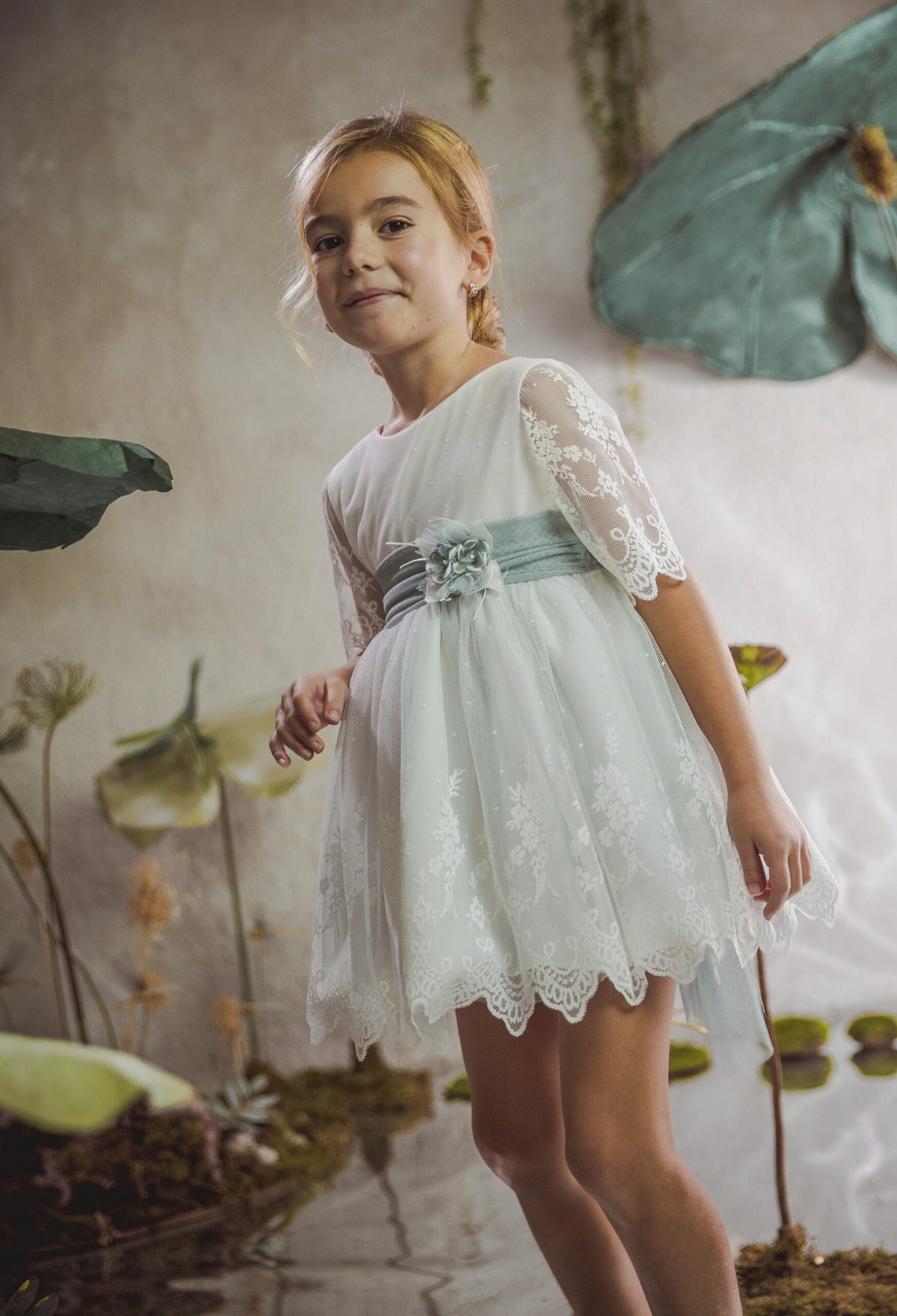 niñasolavestidoblancolazoverde3