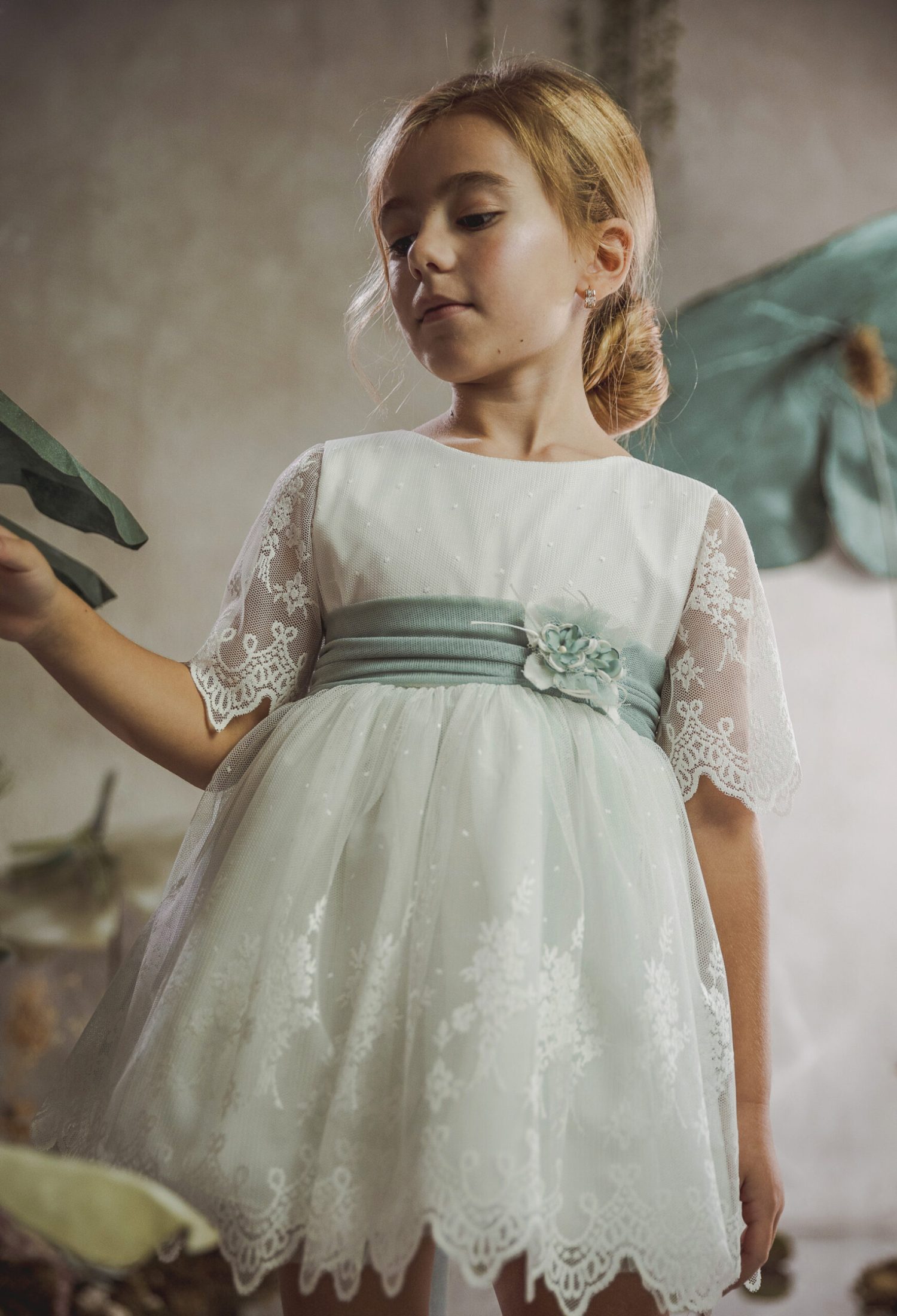 niñasolavestidoblancolazoverde5