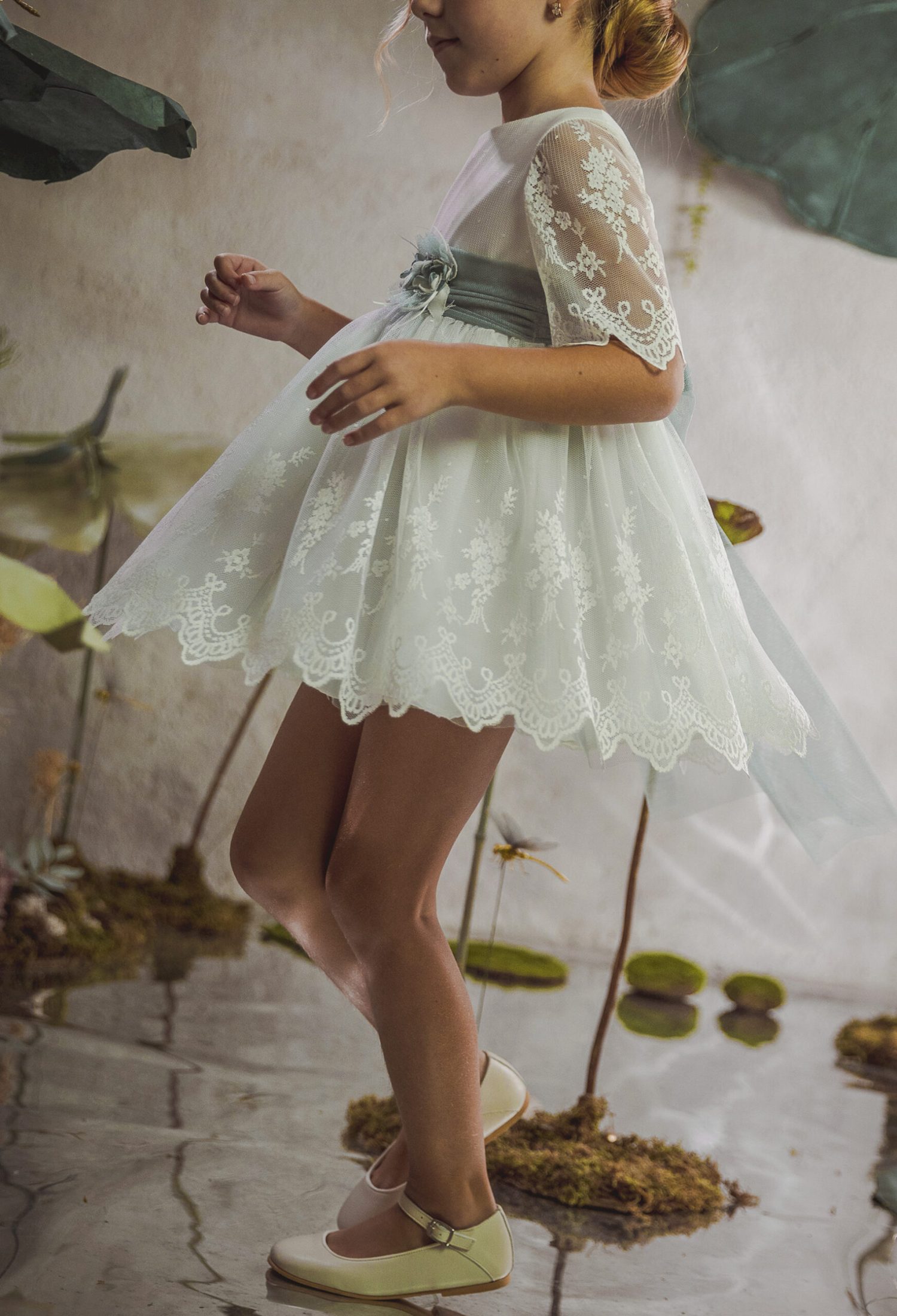 niñasolavestidoblancolazoverde6