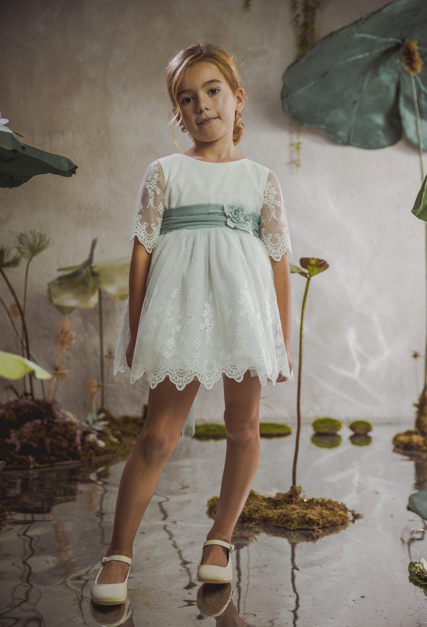 niñasolavestidoblancolazoverde7